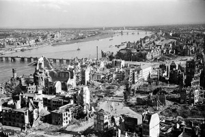 01_Im 2. Weltkrieg zerstörte Altstadt (1946)_Foto Erich Lambertin (Copyright by Foto Lambertin) 